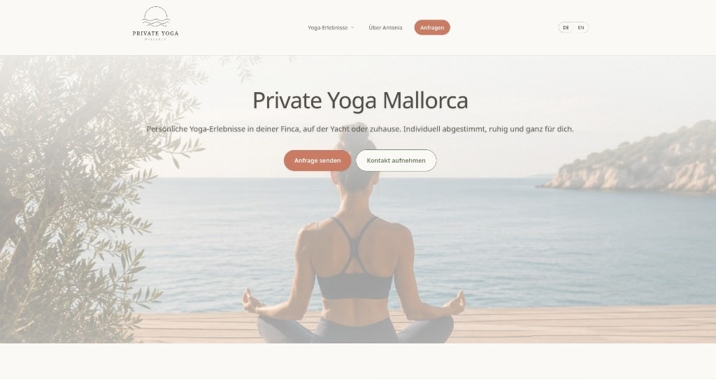 Yoga-Szene am Meer als Hero-Motiv von Private Yoga Mallorca
