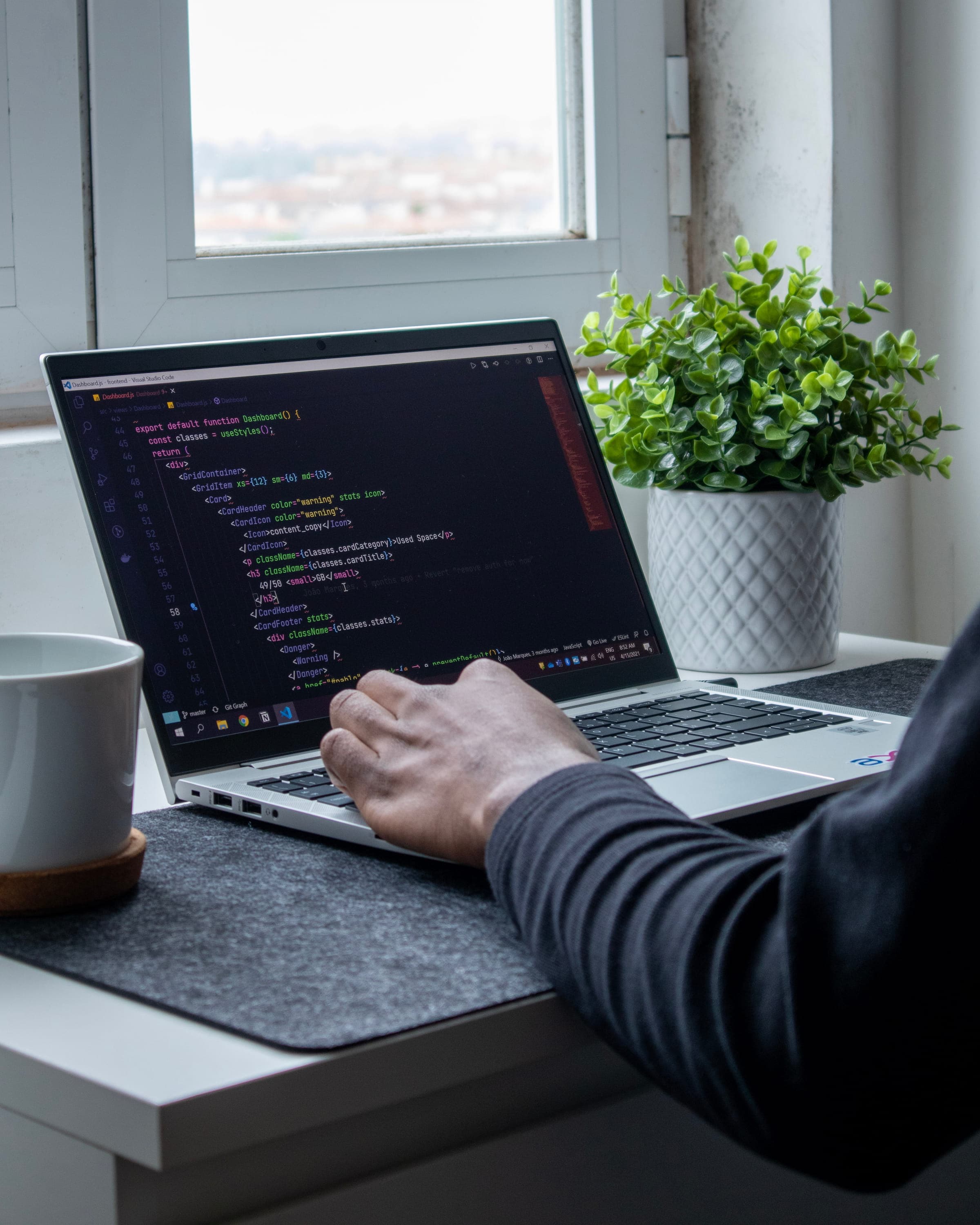 Laptop mit einer individuell entwickelten Website von schoenegge.io
