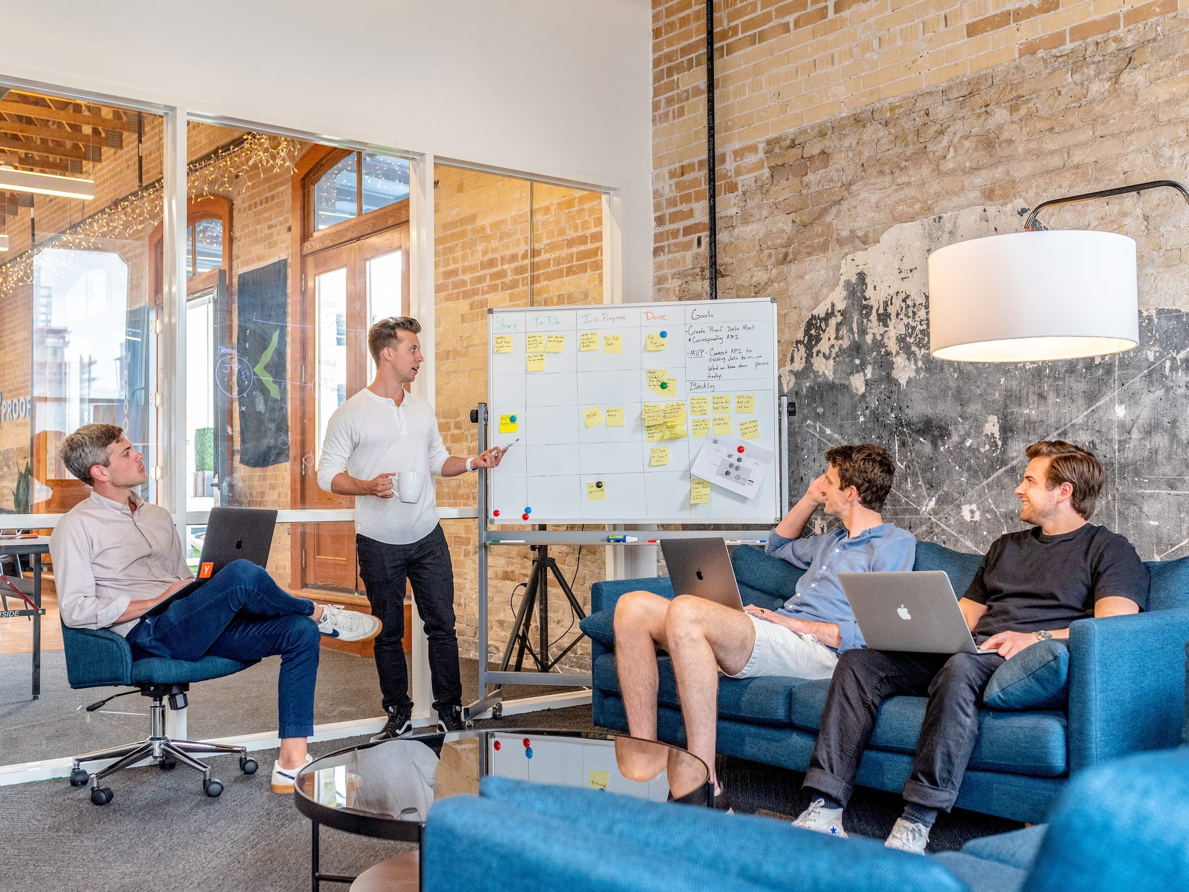Whiteboard mit einem von schoenegge.io geplanten Automatisierungs-Workflow